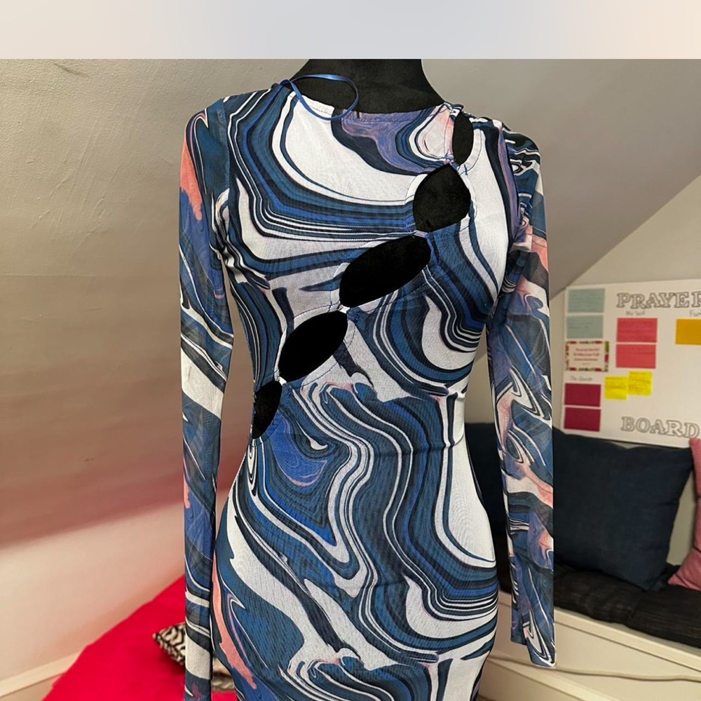 Chic Swirl Pattern Long Sleeve Dress
